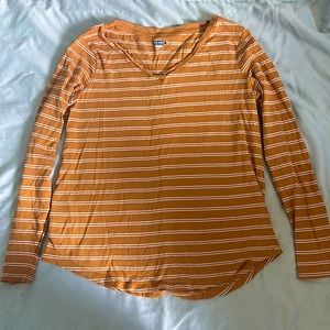 I am selling an Old Navy long sleeve shirt. It’s a size medium. Perfect for fall